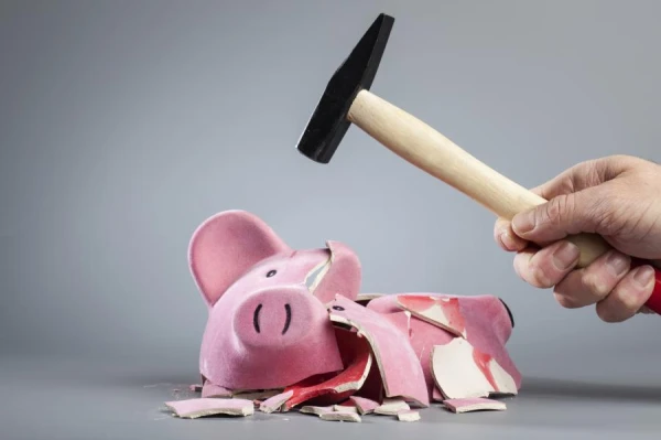 The bank's top manager suggested not to grant pension savings... to the foolish