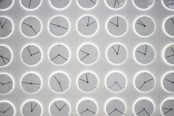 “Negative time” exists, but is time travel possible: physicists found the answer
