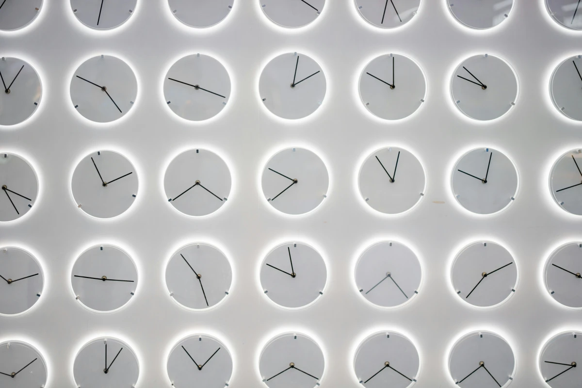 “Negative time” exists, but is time travel possible: physicists found the answer