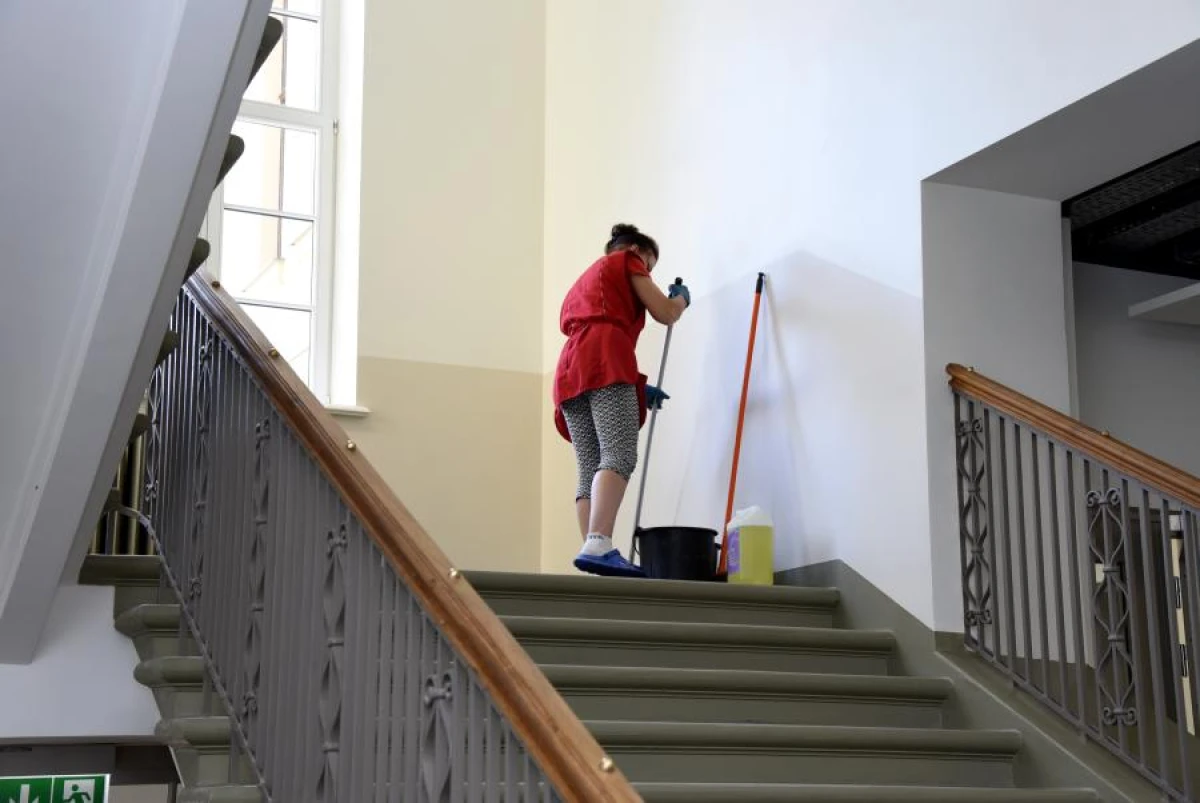 “A cleaner earns 2500 euros? That's a joke!” Latvians discuss their salaries