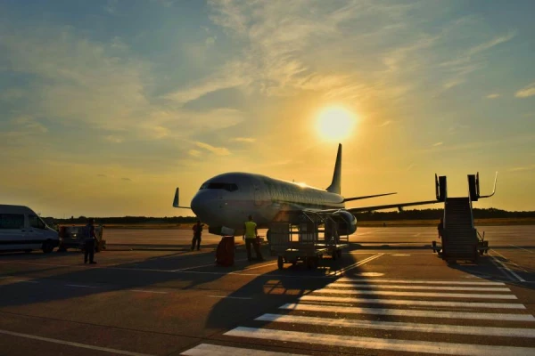 Airline to Pay Pilots Up to $100,000 a Year for Taxiing on the Ground Instead of Flying