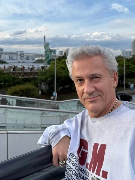 65-year-old Menshikov became a style icon on vacation in Japan
