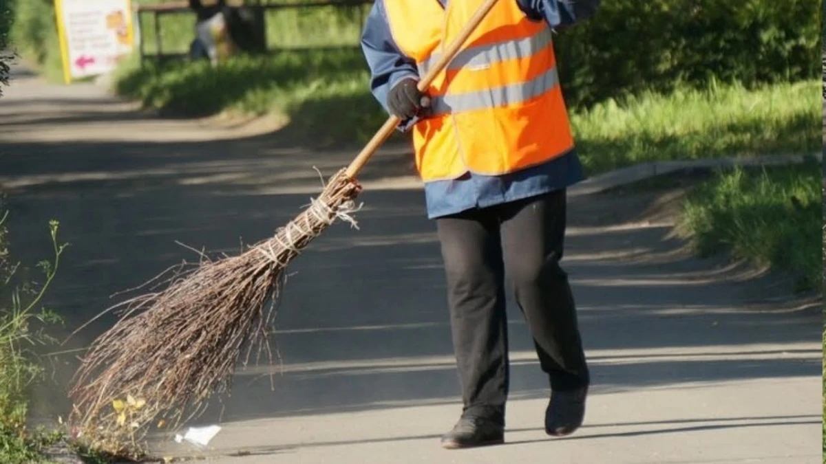 The courtyard in Riga is poorly maintained: where to complain about the janitor
