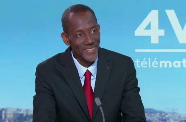 The Mayor of Saint-Denis Turned Macron's Portrait Upside Down — Authorities Ask to Return Everything to How It Was