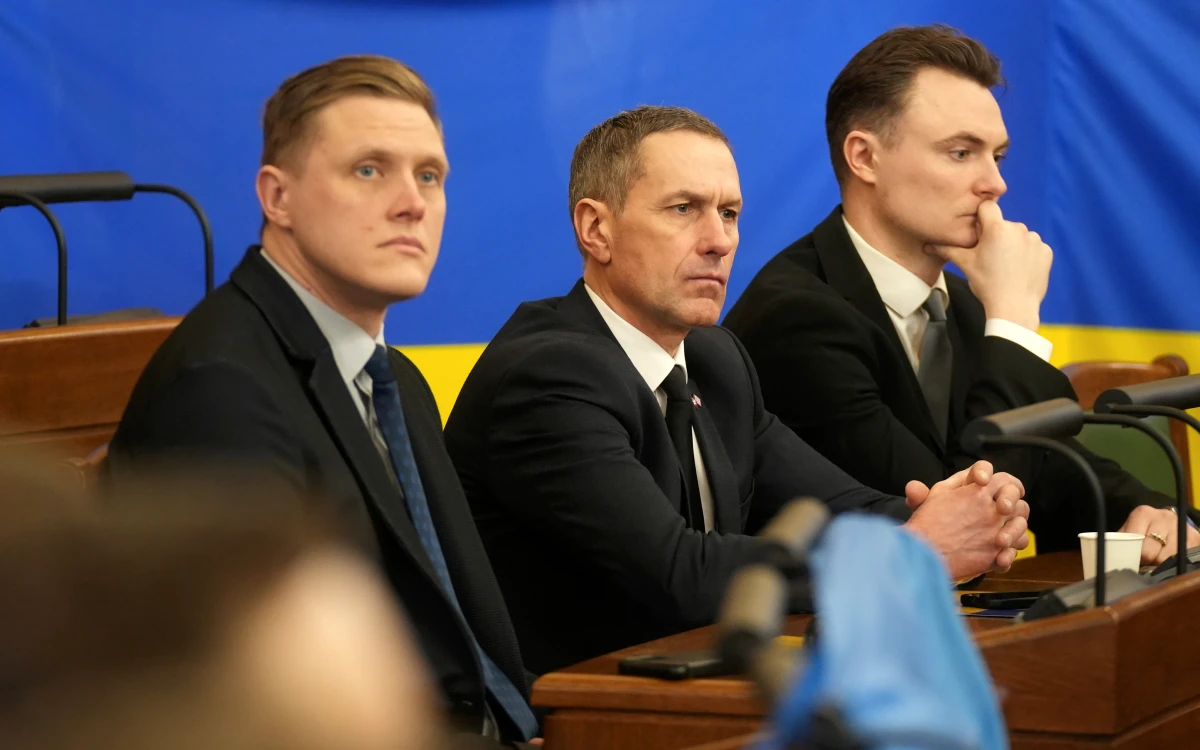 Депутаты Сейма от Национального объединения - Янис Домбрава (слева) и Артурс Бутанс (крайний справа).