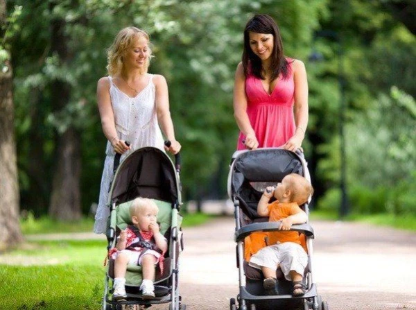 мамочки с детьми на прогулке