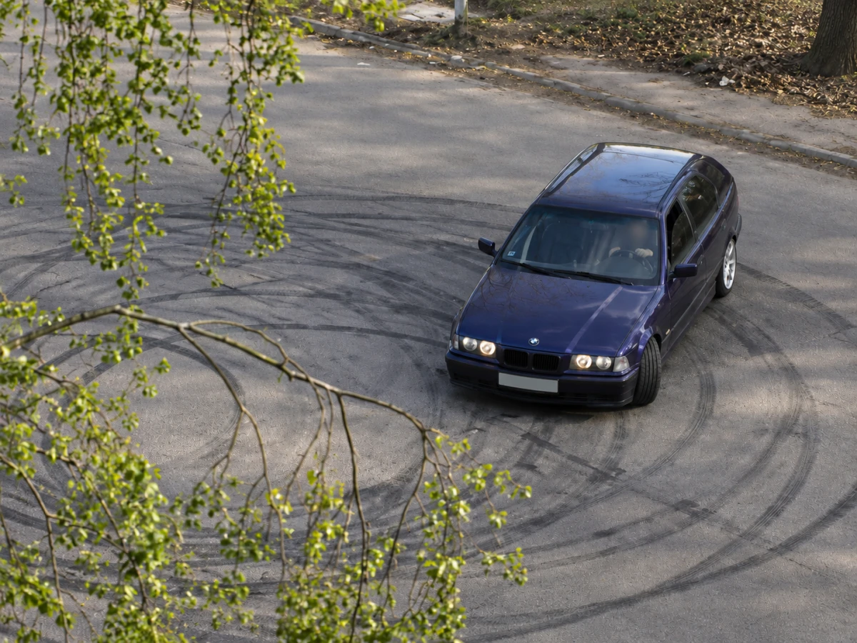 BMW на кольцевом маневре на асфальте