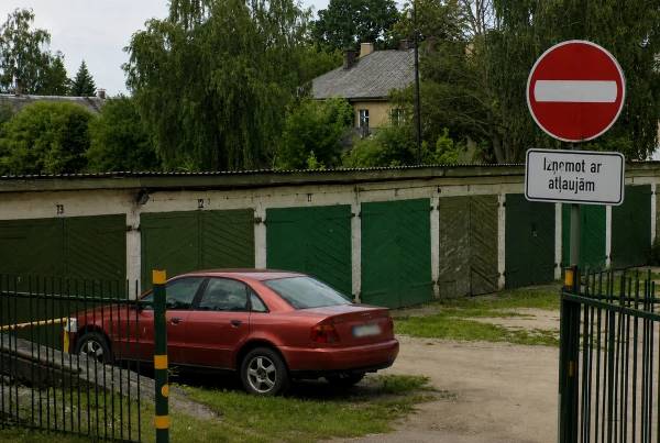 Автомобиль на фоне крытых гаражей в Елгаве
