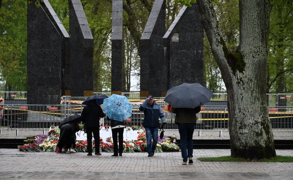 Люди возлагают цветы 9 мая 2026 года на мемориале в парке Дубровина в Даугавпилсе