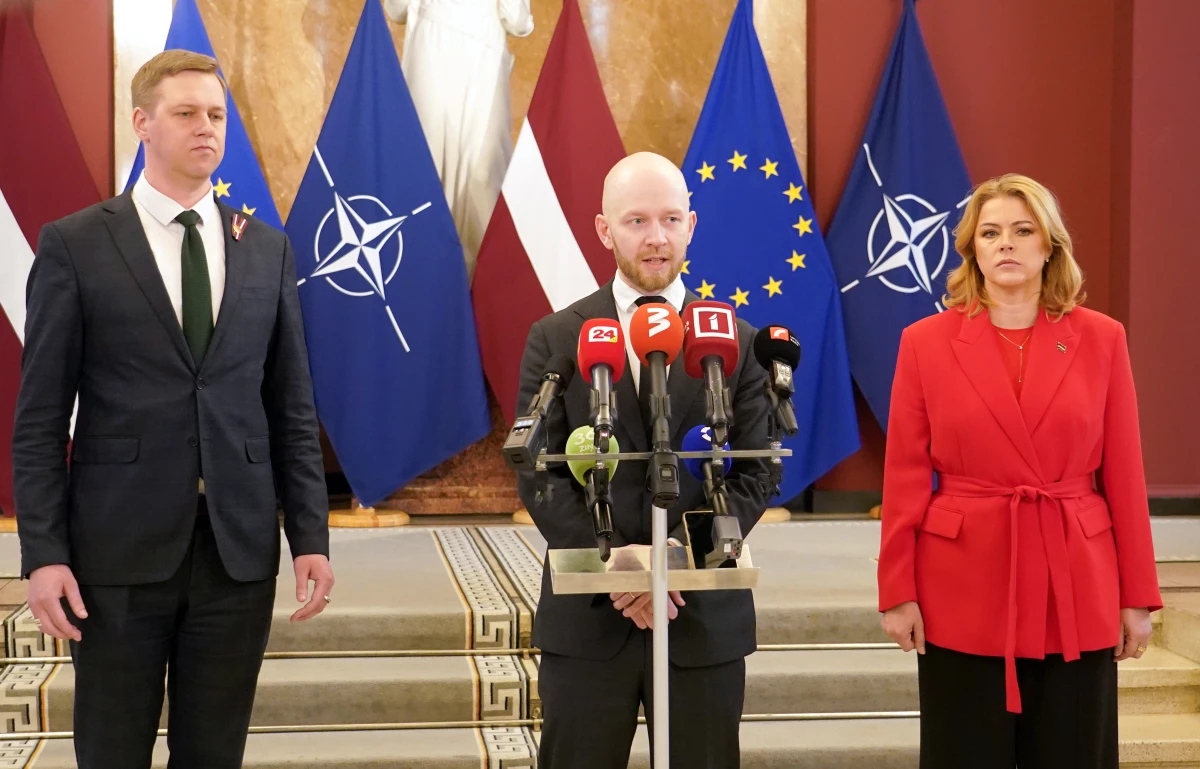 Глава парламентской фракции "Прогрессивные" Андрис Шуваевс (в центре)