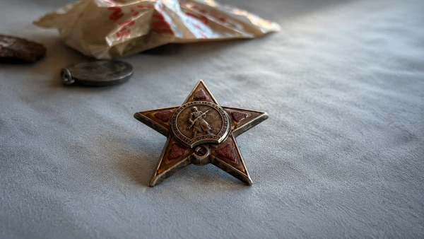 Старый советский значок на ткани