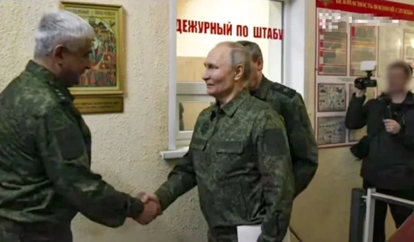Путин в военной форме