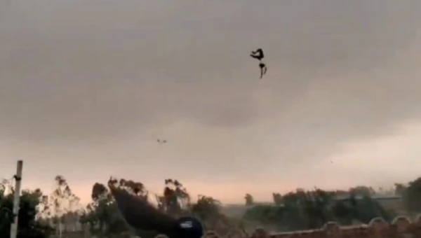 A man was swept into the air for 50 m during a powerful storm in India: video