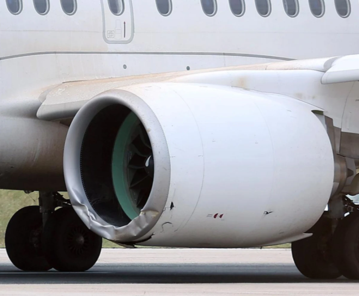 Повреждение самолета A220-300.
