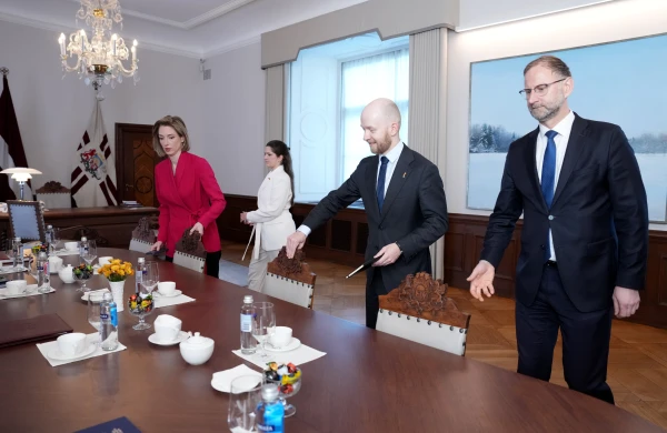Андрис Шуваевс (в центре) с однопартийцами на встрече с президентом