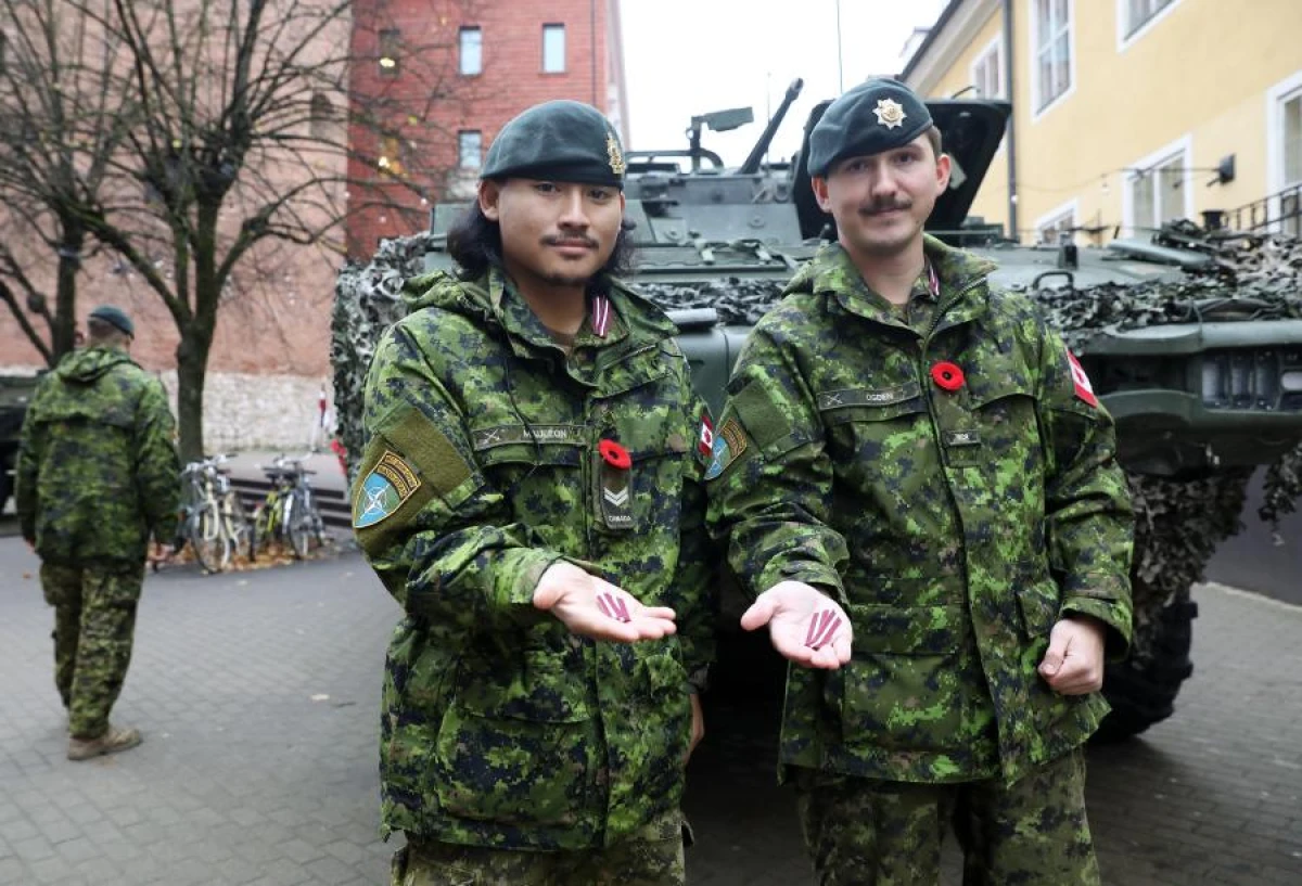 Канадские военные на параде в Риге