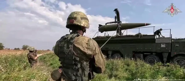 Военные развертывают ракету "Искандер"