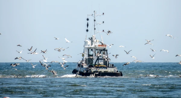 Рыболовецкое судно в море