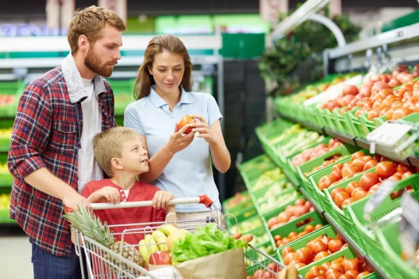 Семья в продуктовом магазине