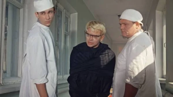 В психбольнице: кадр из фильма "Кавказская пленница"