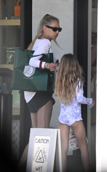 Anna Kournikova with her daughter