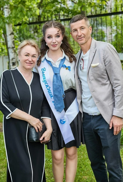 Vera with her grandmother Taisia Nachalova and father — Evgeny Aldonin