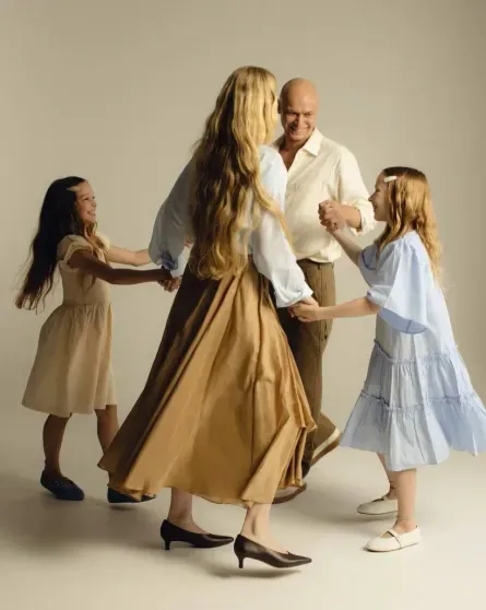 Yura Borisov and Anna Shevchuk with children for Prababoushka