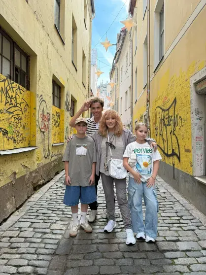 Alla Pugacheva and Maxim Galkin* with children Harry and Lisa