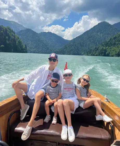 Elena Podkaminskaya with children